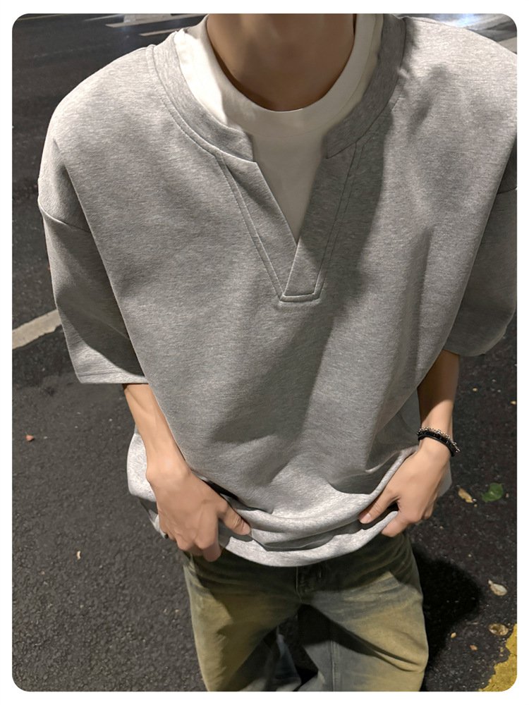 コントラストカラーが際立つVネックメンズTシャツ着用イメージ