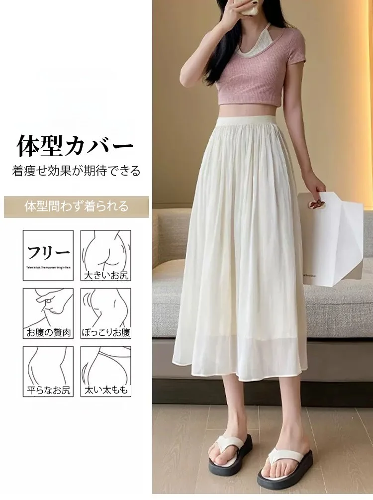 上品なシルエットのプリーツスカートを着用したモデル