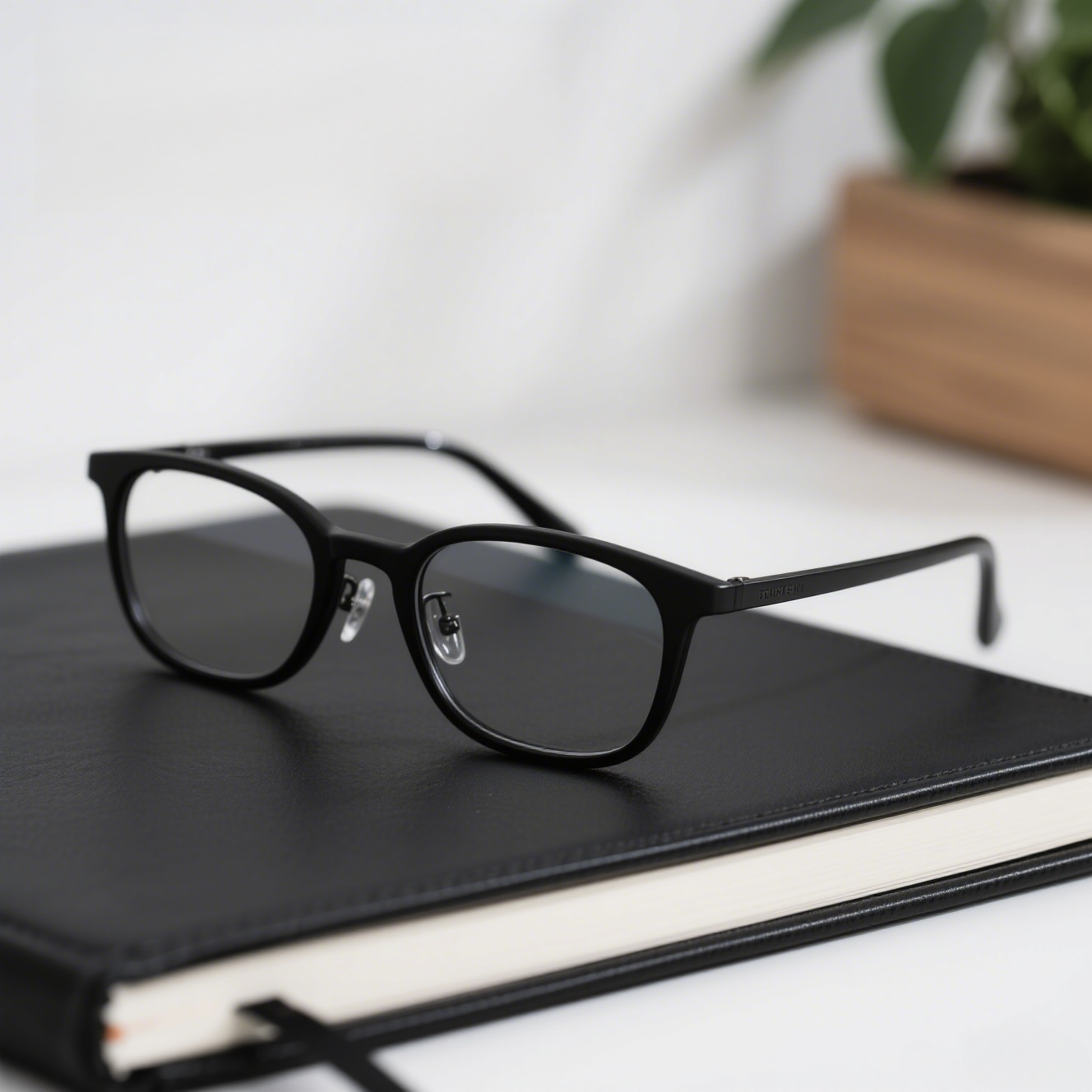 แว่นอ่านหนังสือ 2025 เรียบง่ายและมีสไตล์สำหรับผู้สูงอายุ
