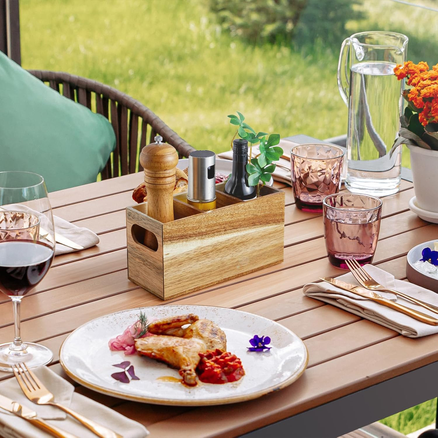 シンプルデザインのキッチン用食器収納ボックス