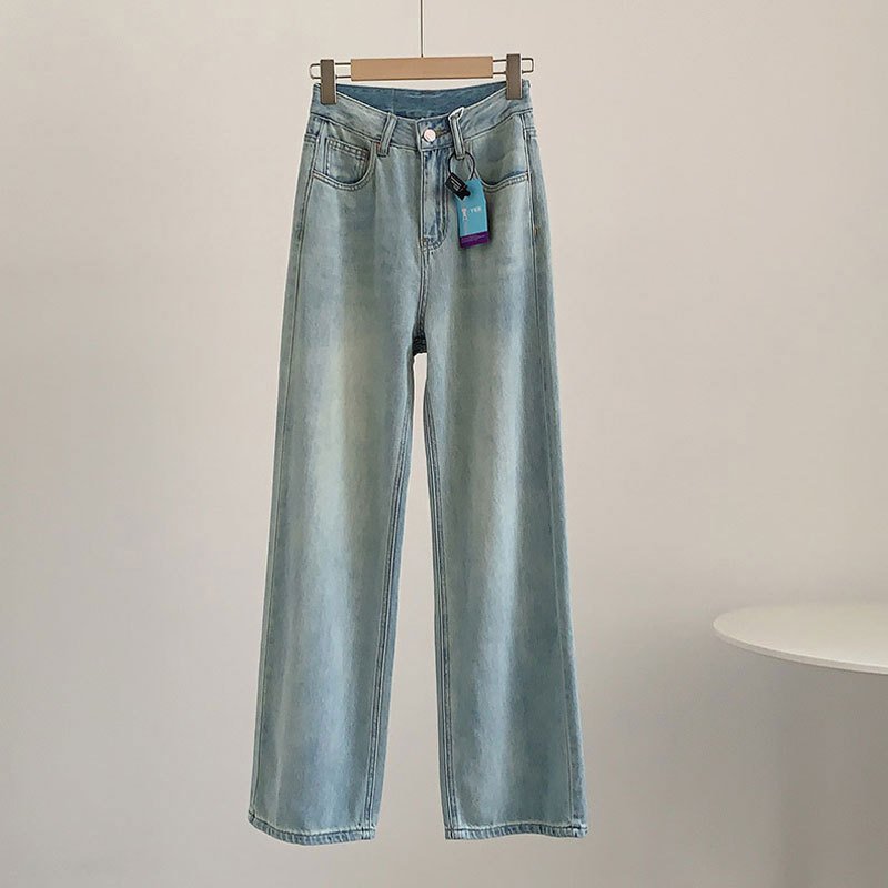 ドレープ感のあるストレートジーンズ着用例