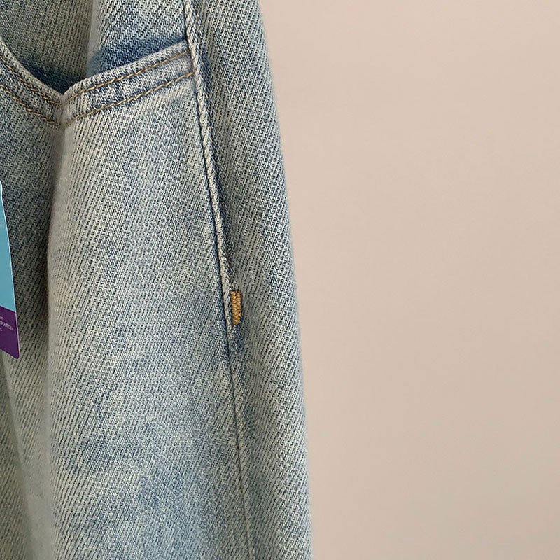 美脚効果のあるワイドレッグジーンズ後ろ姿