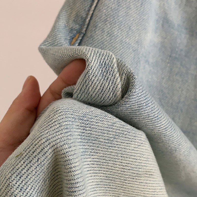 カジュアルコーデに合うライトブルージーンズ