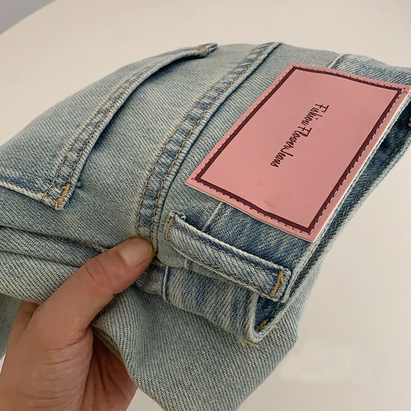 初秋のジーンズ女性 薄手のワイドレッグ・ストレート・ジーンズ ライトブルーのハイウエスト・スキニー・ドレープ・ストレート・ジーンズ