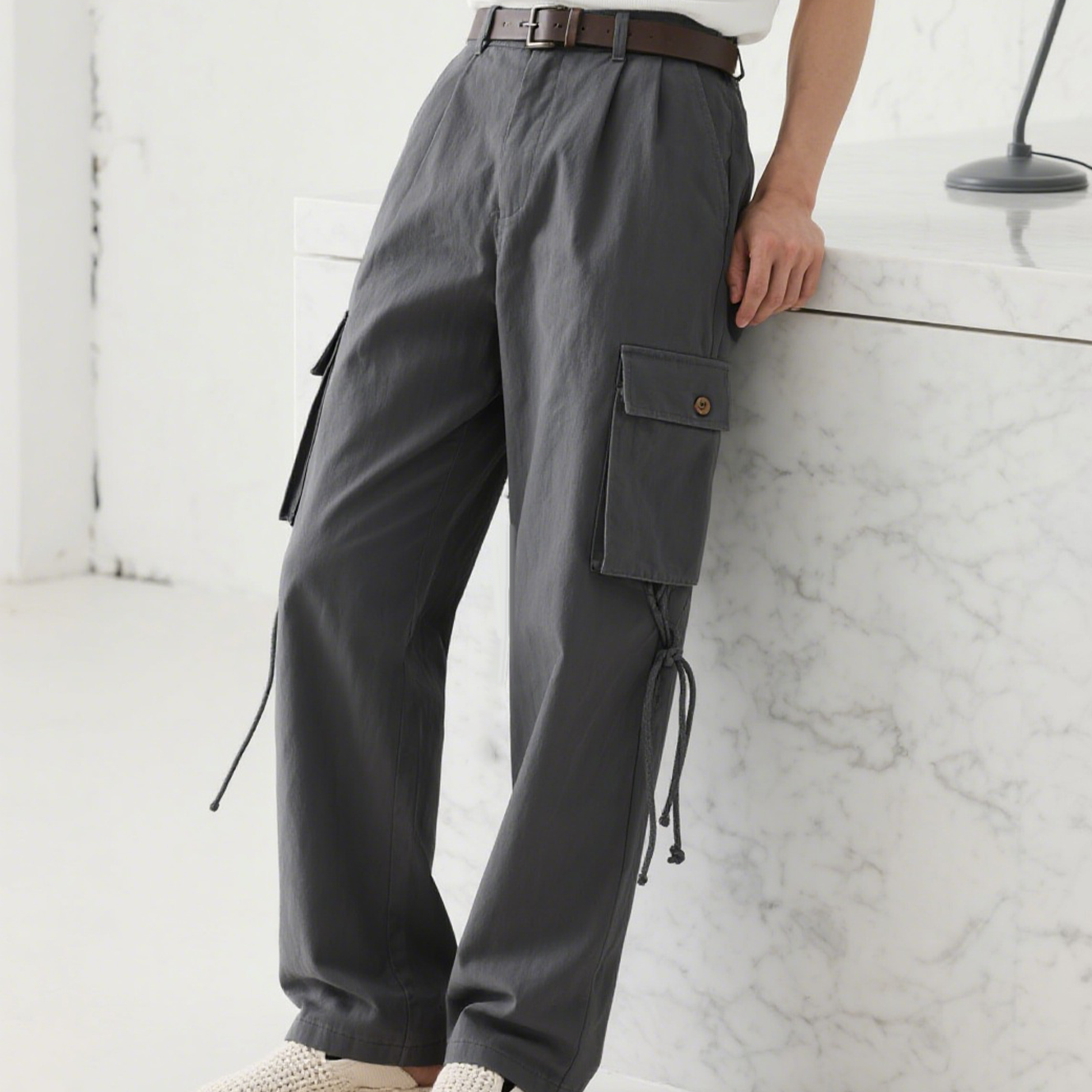 튼튼한 다중 포켓 작업복 착용 이미지