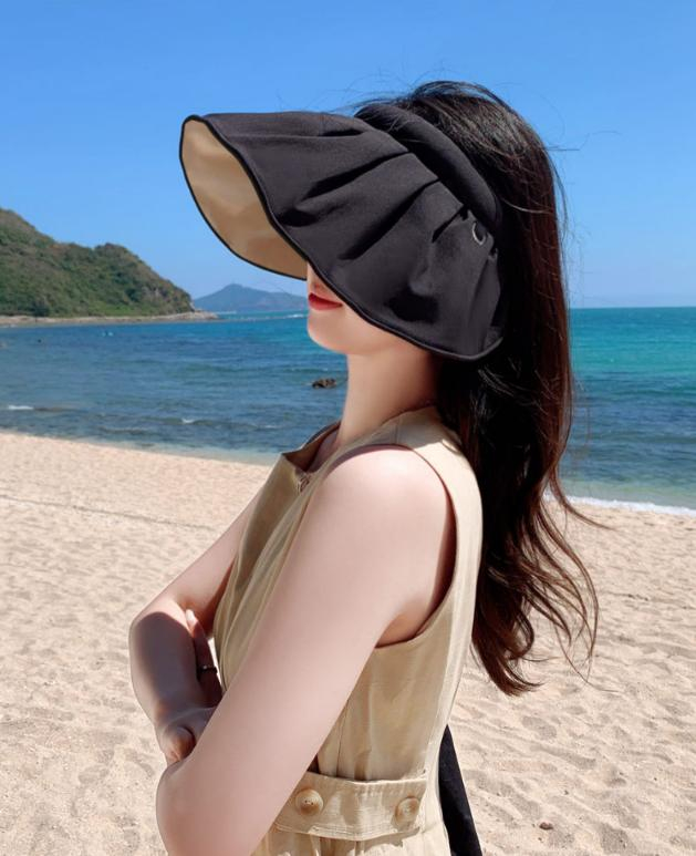 新スタイルのシェルハットを持つ女性の写真