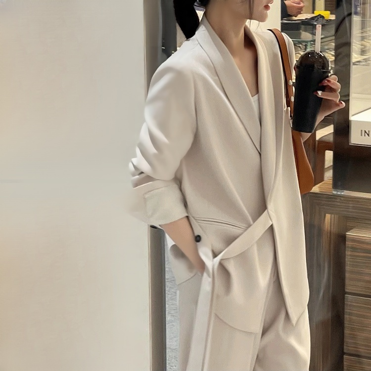 정장과 와이드 팬츠 슈트