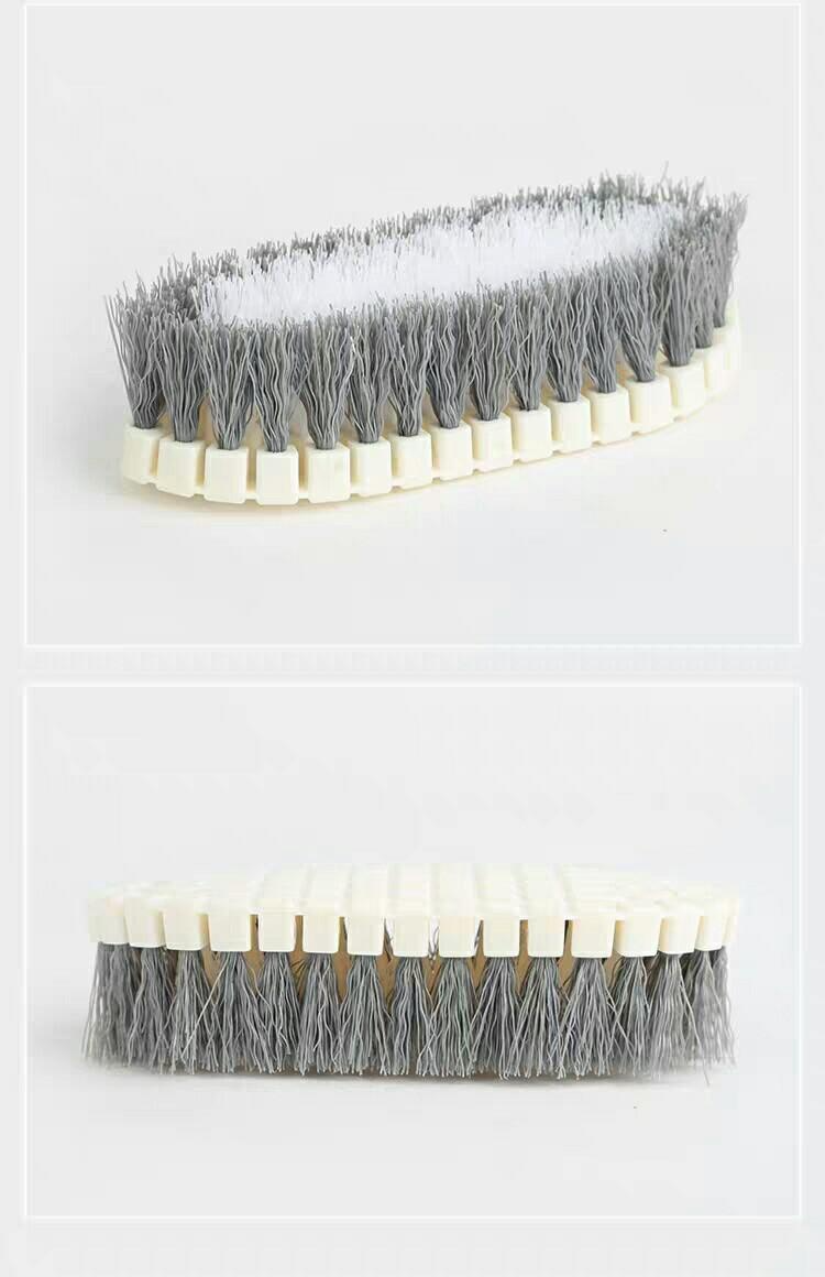 Efektivní odstraňování nečistot z podlahy kartáčem