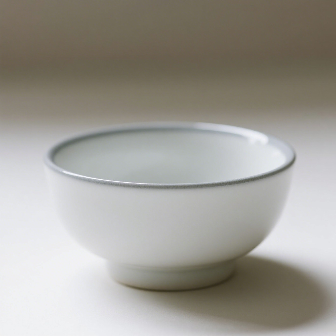 高品質な白い陶磁器ボウルのディテール