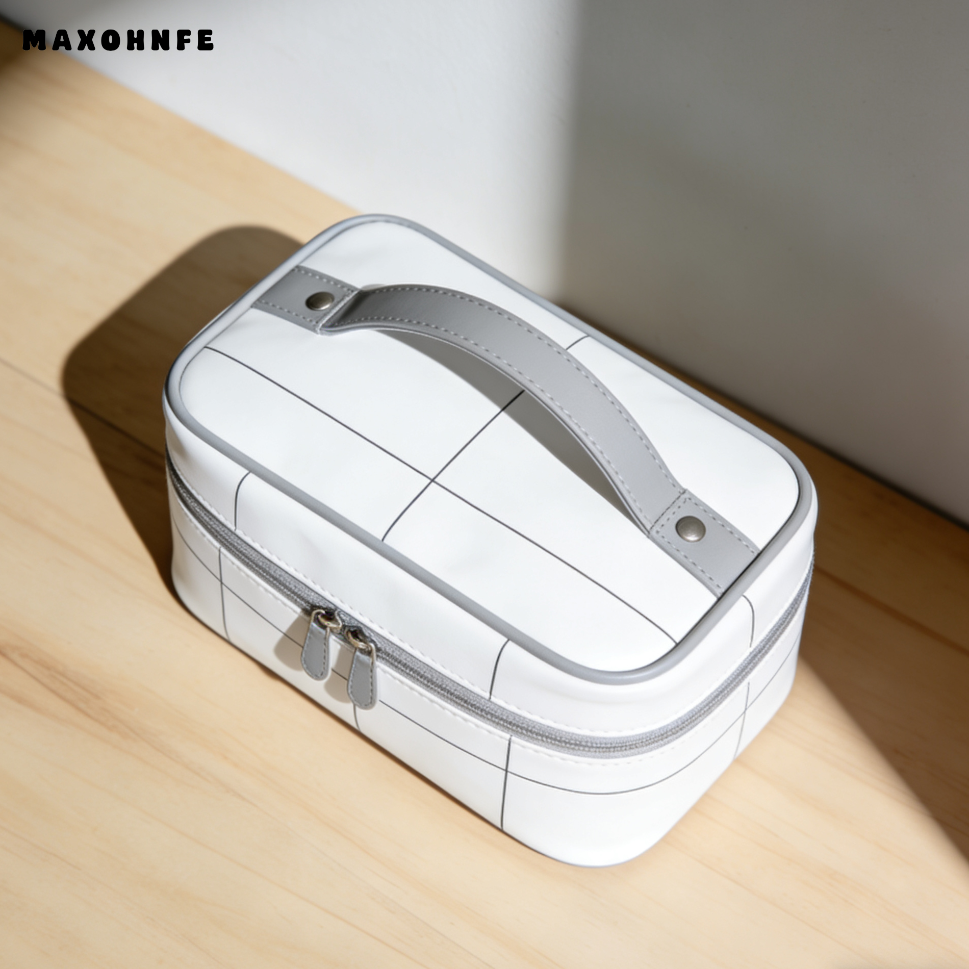 化粧品を収納した携帯用メイクアップバッグの中身例