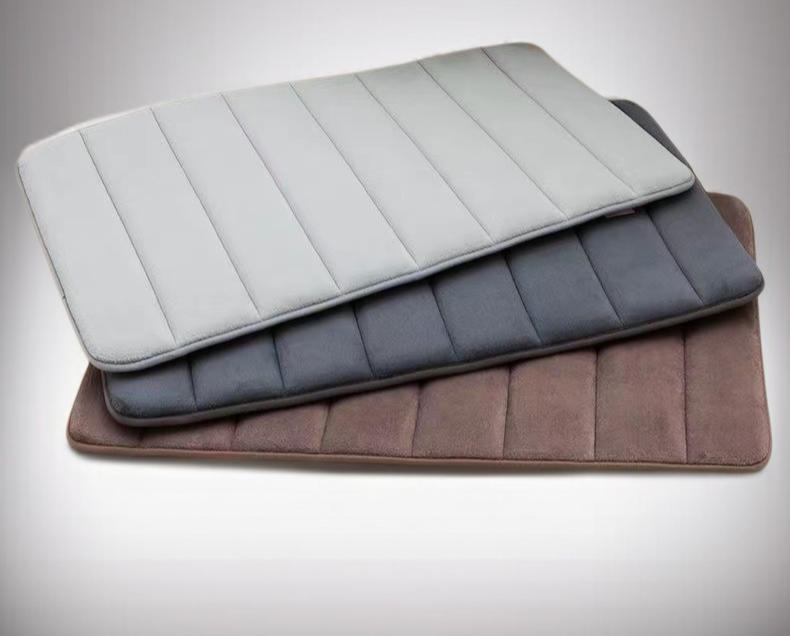 Saugfähige Bodenmatte schützt vor Nässe im Bad