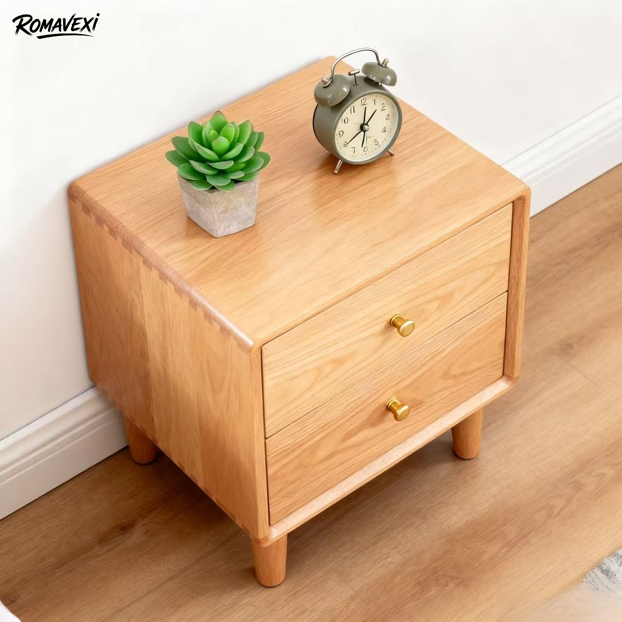 シンプルな無垢材ベッドサイドテーブルの全体画像