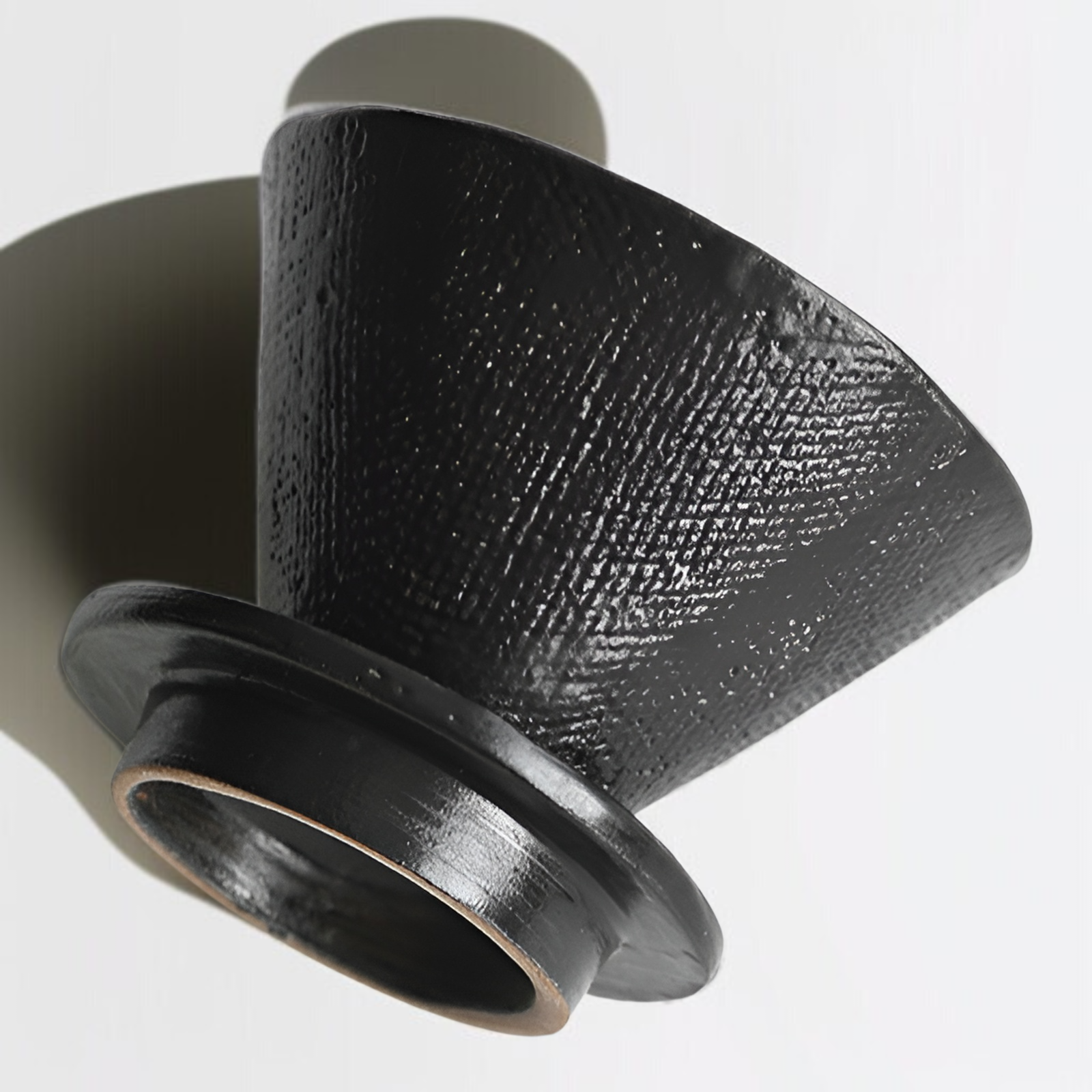 コーヒーを注いでいるハンドドリップのシーン