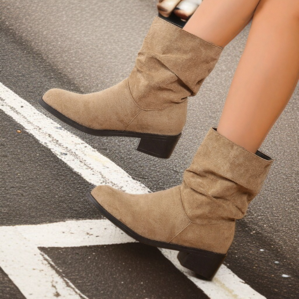  حذاء بوت عصري من جلد سويدي بكعب عريض