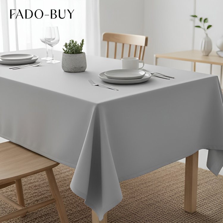 심플한 패턴의 식탁보 테이블 세팅