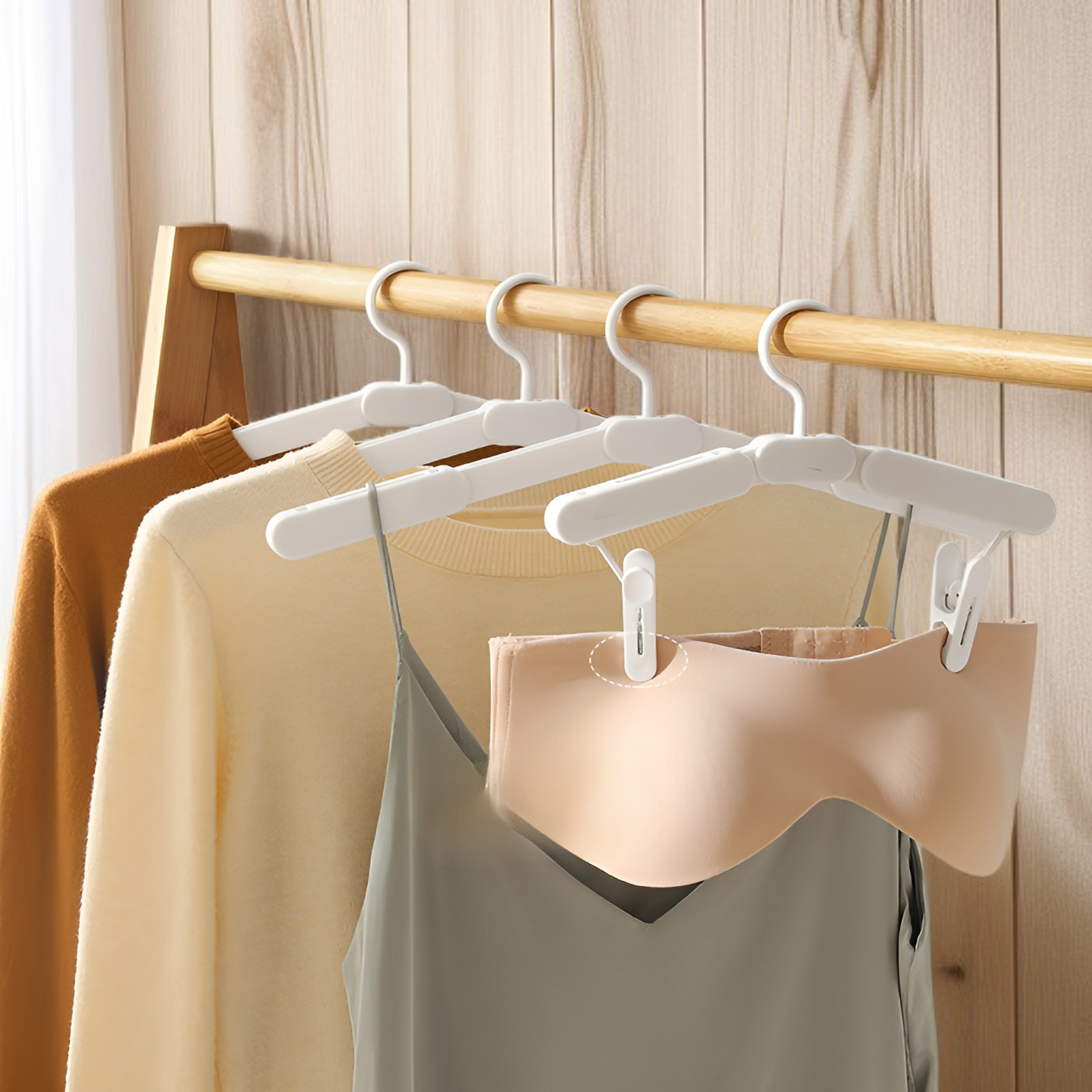 Detalle del mecanismo plegable de la percha