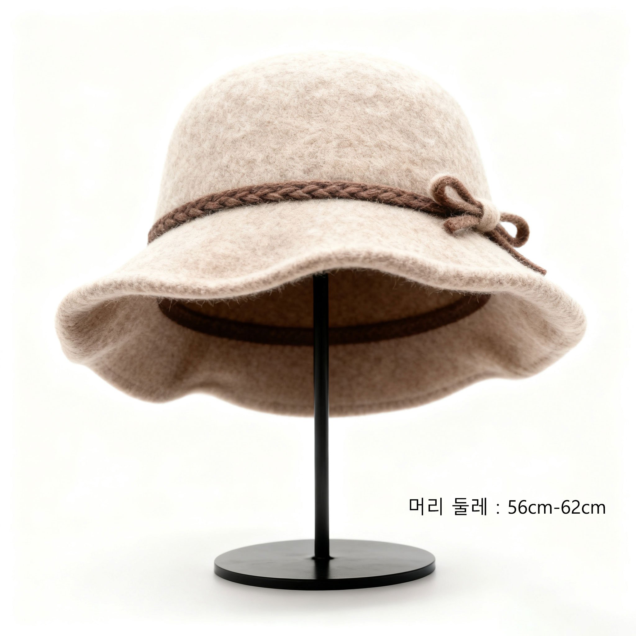 넓은 챙과 리본 디테일 모자