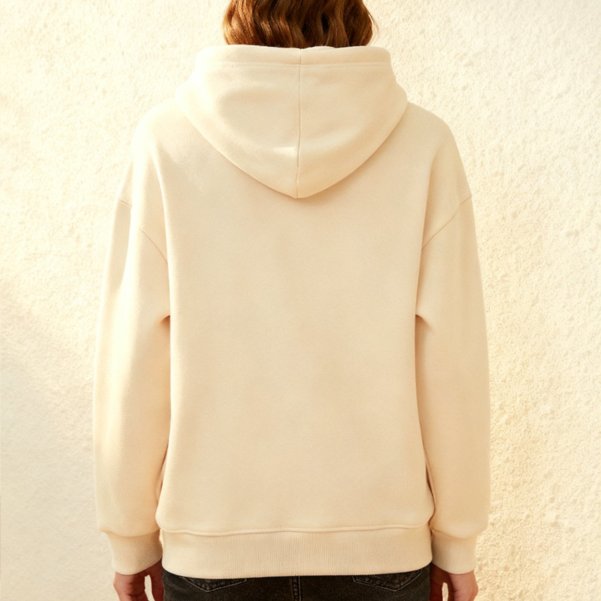 화이트 남녀공용 맨투맨 착용샷