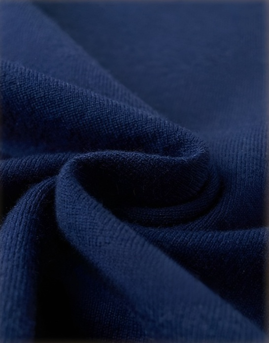 シンプルデザインのメンズセーター