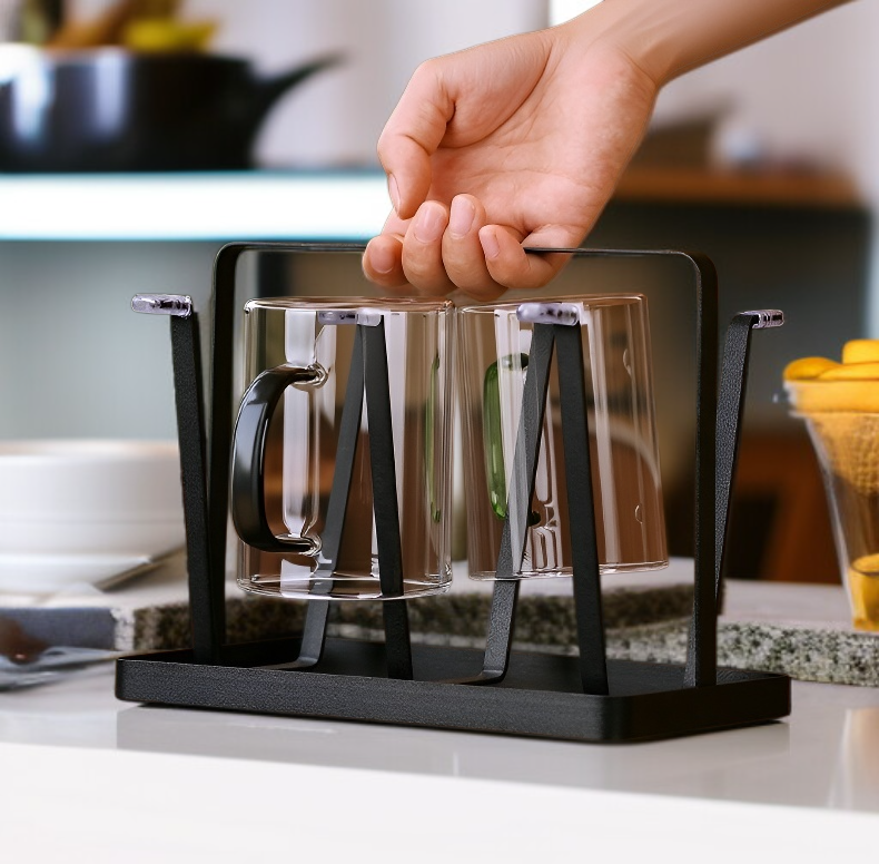 رف تخزين الأكواب المنزلي في غرفة الطعام