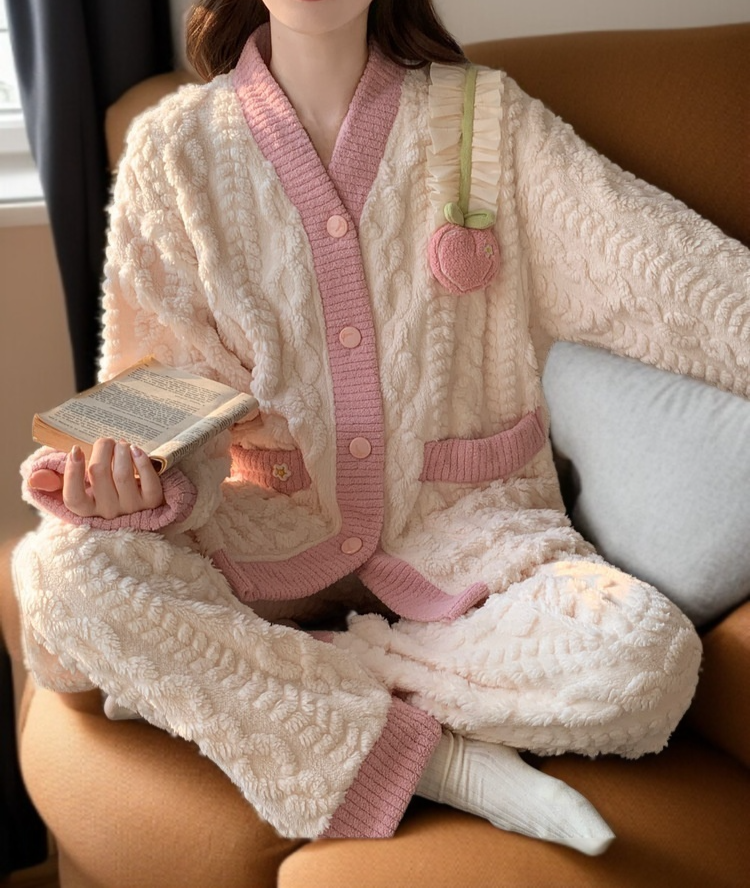 두꺼운 여성 잠옷 상의 부분 확대