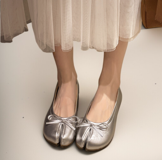 حذاء نسائي مزين بفيونكة عصرية