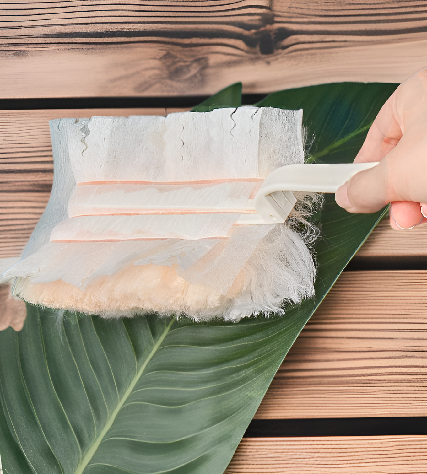 細かいホコリを集める静電集塵はたきの先端