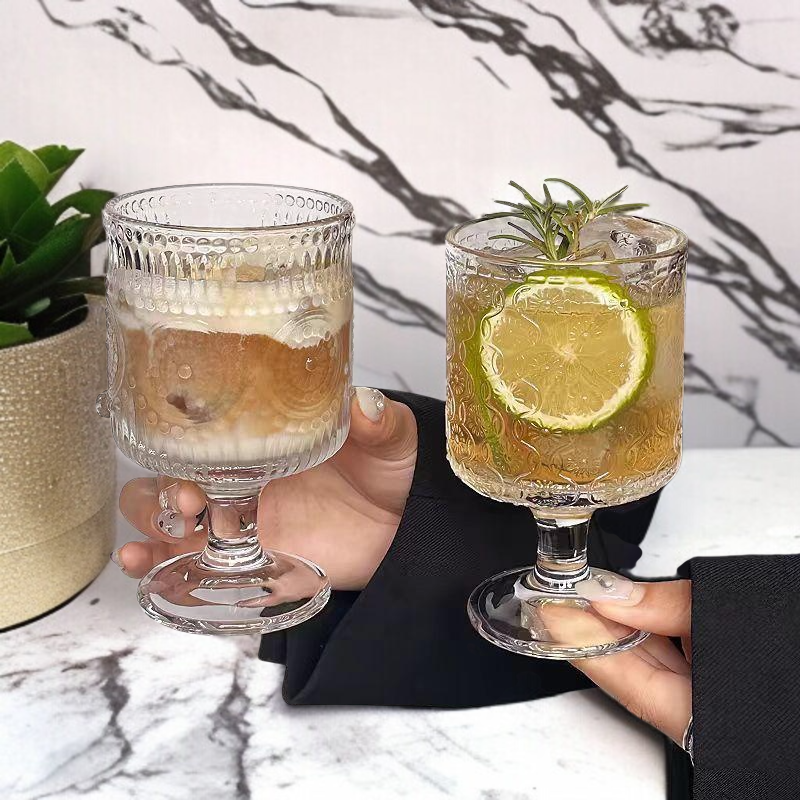 レトロなレリーフの脚付きグラス