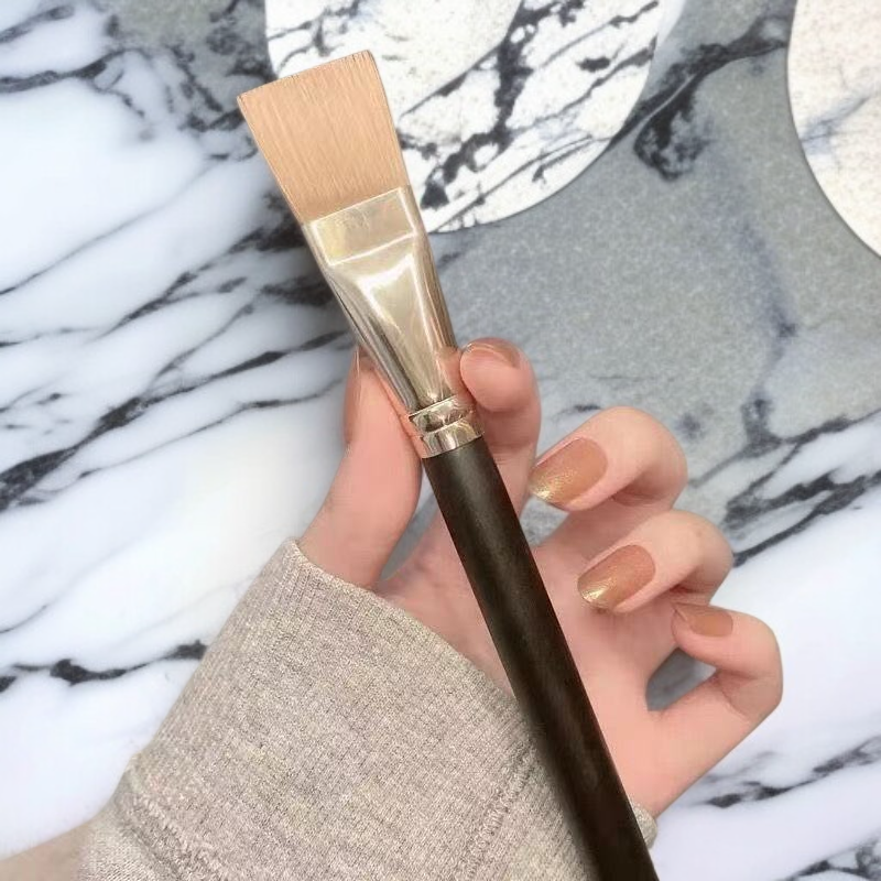 初心者向けのカラーパレットとメイクブラシ