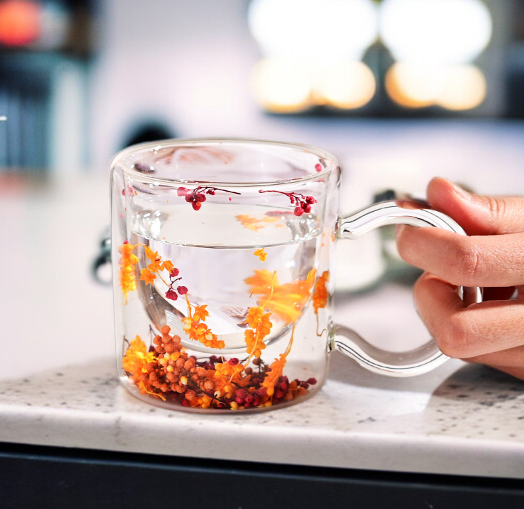 Detalle del vaso de vidrio transparente resistente