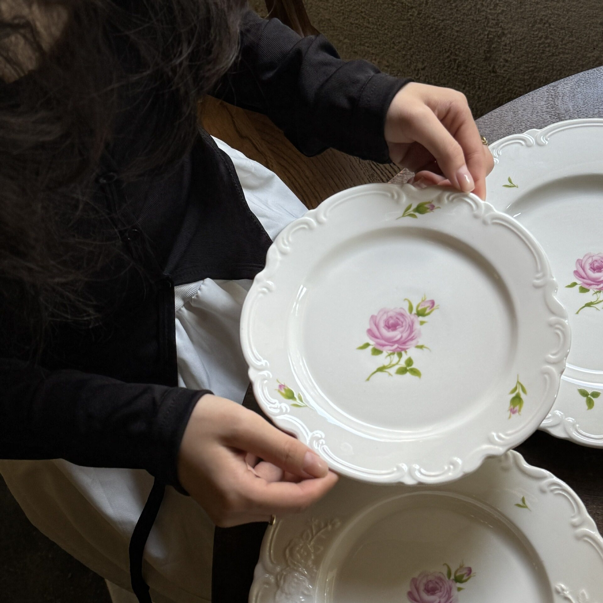 Assiette en céramique relief roses style vintage français