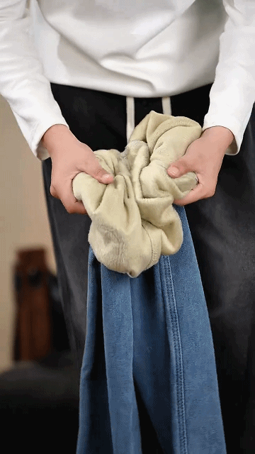 ゆったりシルエットで快適なメンズジーンズの横からの画像