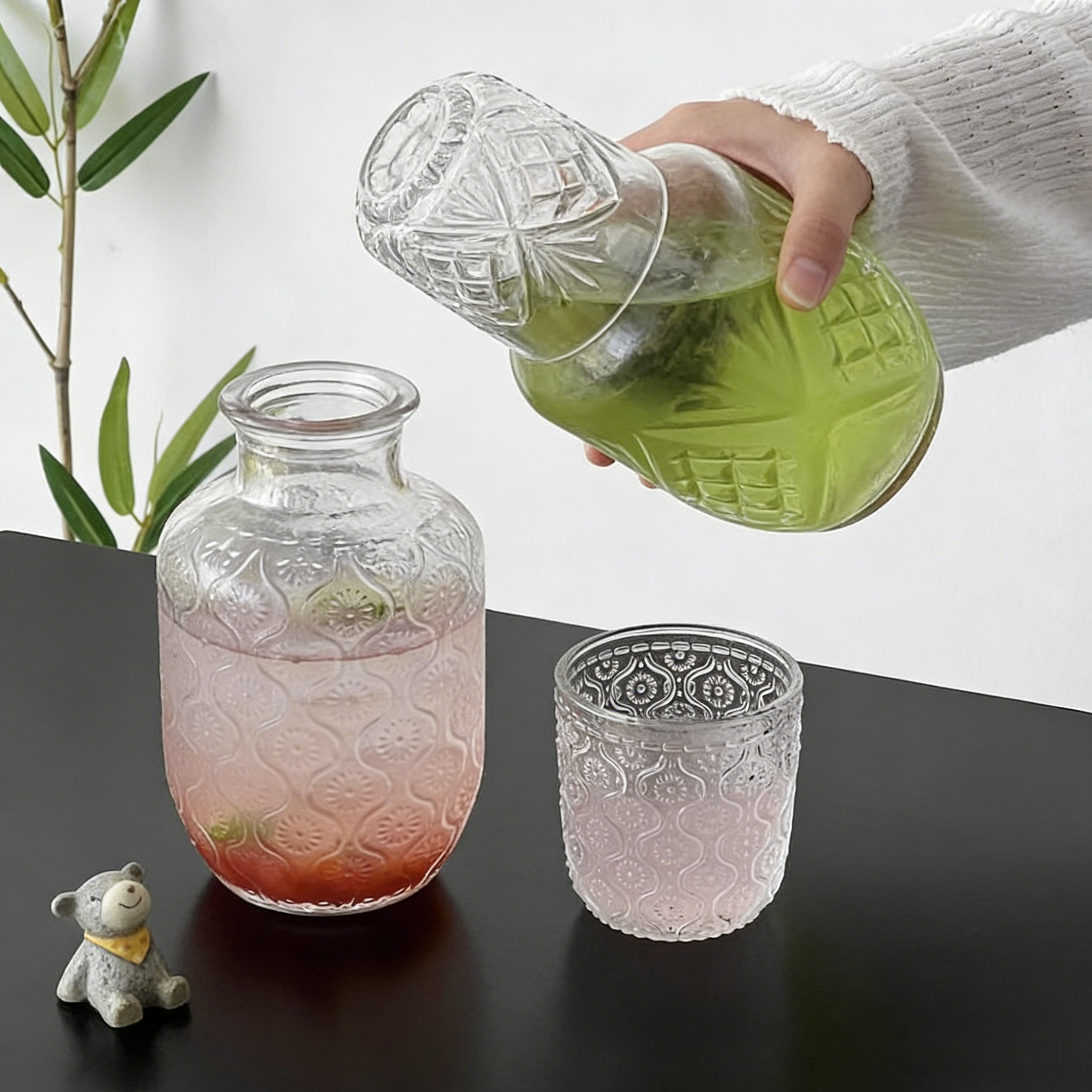 Vintage-style engraved glass tea set (one pot and one cup)