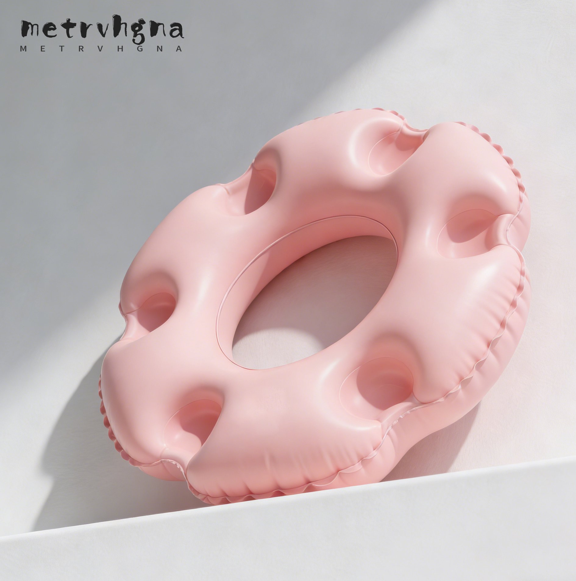 เด็กกำลังใช้ห่วงยางว่ายน้ำในสระน้ำ