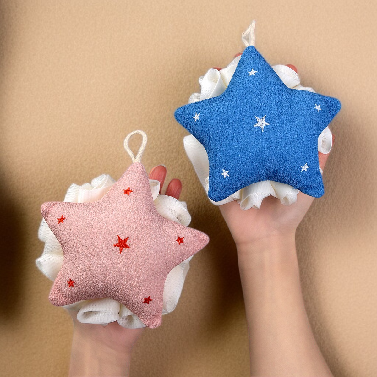 Five-pointed star bath sponge is soft and does not scatter.