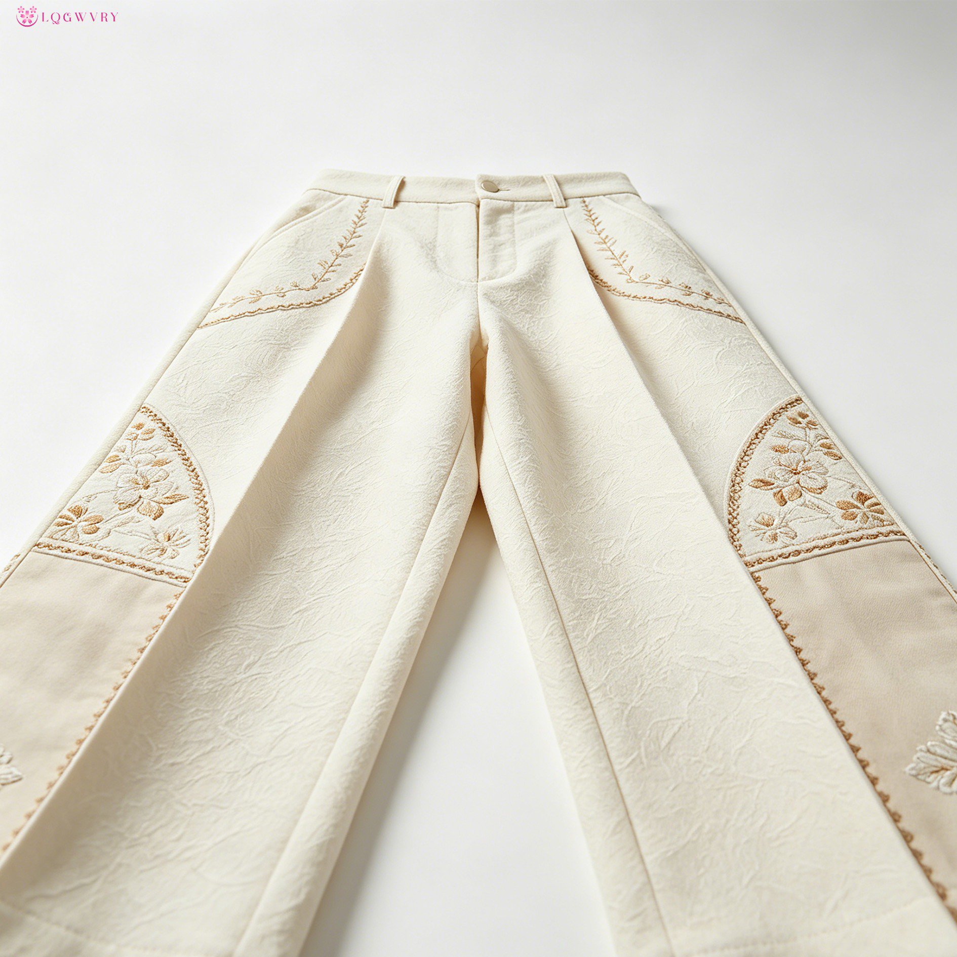 オフホワイトの刺繍入りストレートレッグパンツ