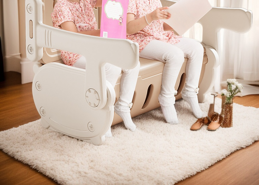 Silla ergonómica y ajustable para niños junto a escritorio
