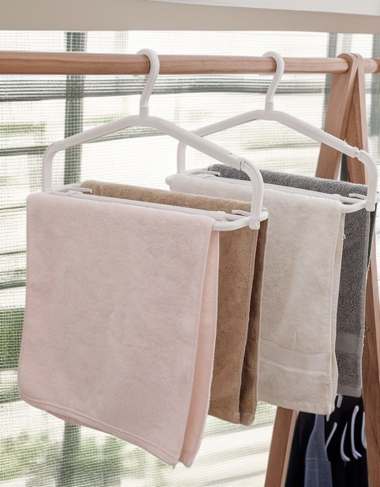 수건과 옷을 동시에 걸 수 있는 실용적인 건조대