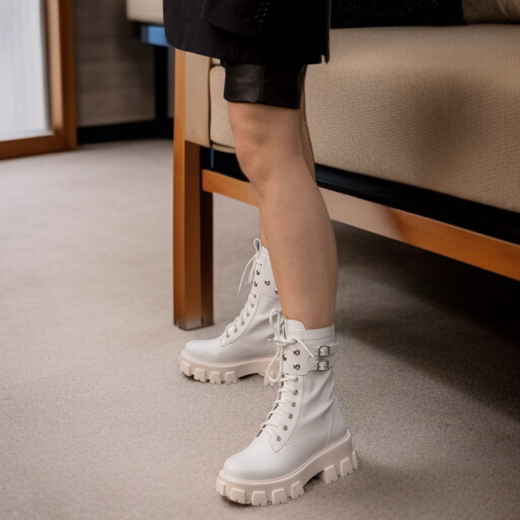 厚底の女性用ファッションブーツ　太めのヒールと紐付きの丸いトゥのマーチンブーツ　カジュアルでおしゃれな大きいサイズの女性靴