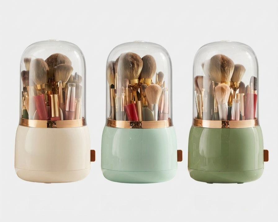 持ち運びに便利なメイクブラシバケツ