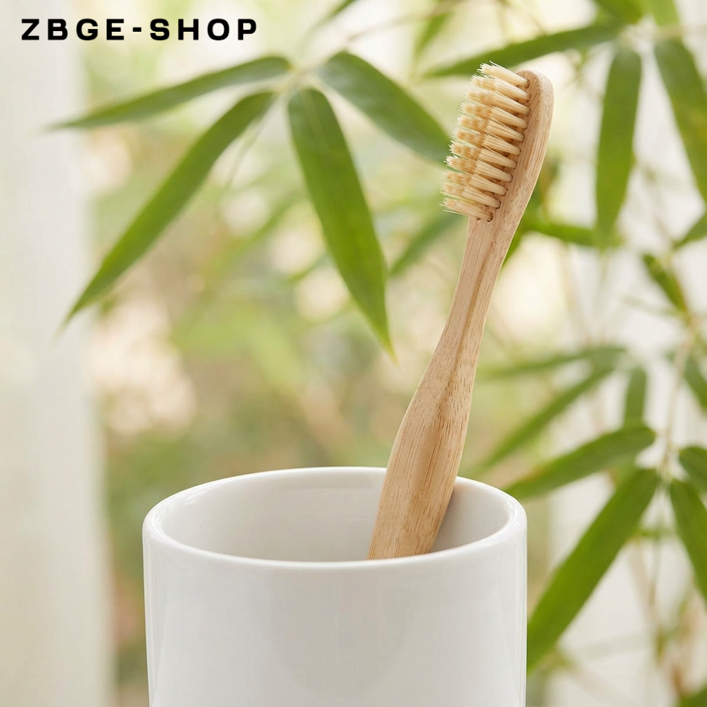 Bambusz Zahnbürste auf weißem Hintergrund