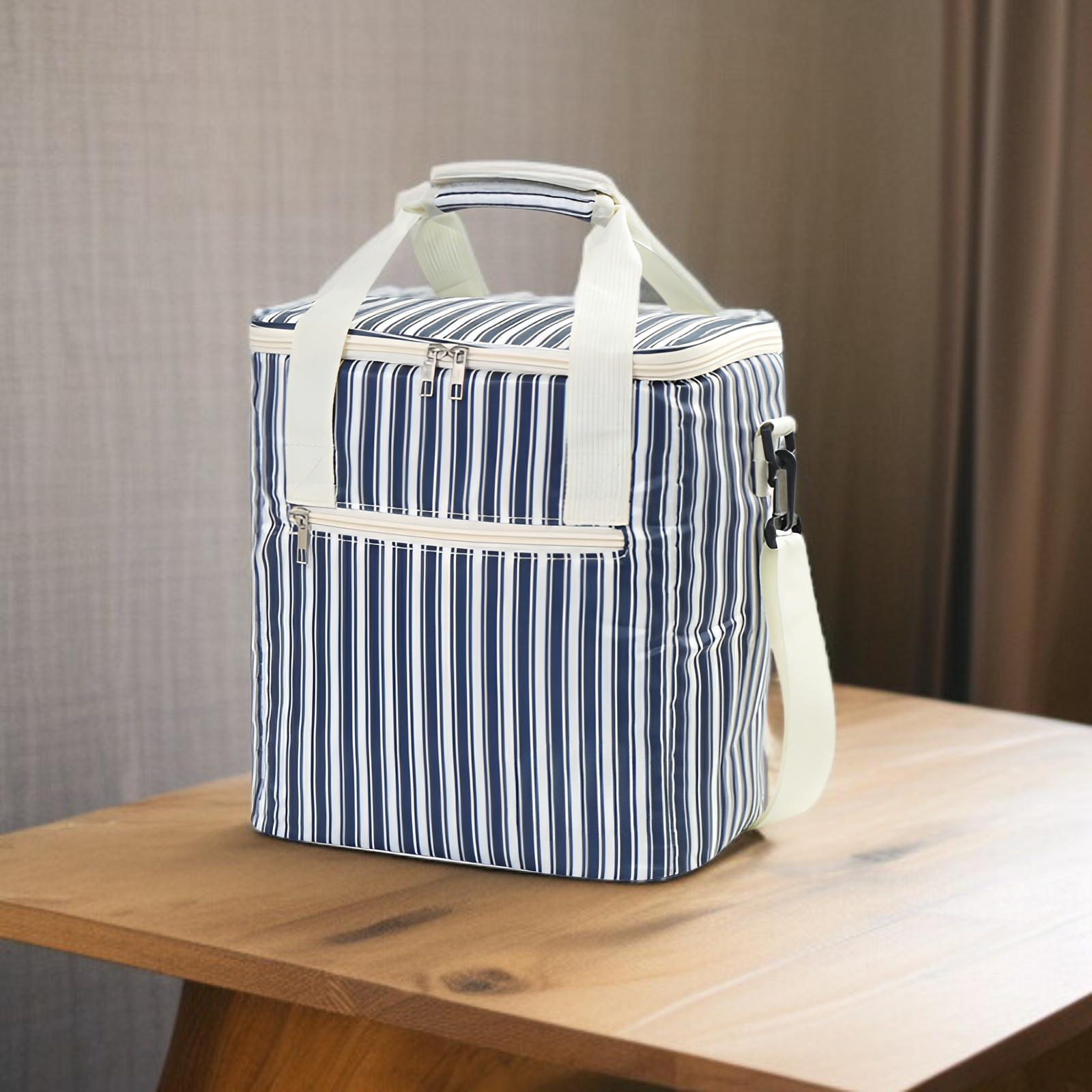 스트라이프 패턴이 돋보이는 보온가방