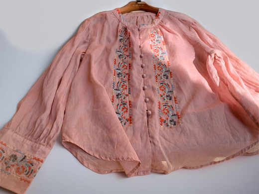 ナチュラルファッションに最適な刺繍入りトップス