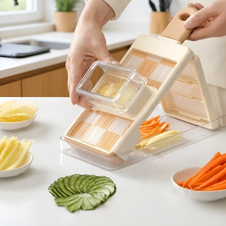 Rallador multifuncional cortando zanahorias en rodajas