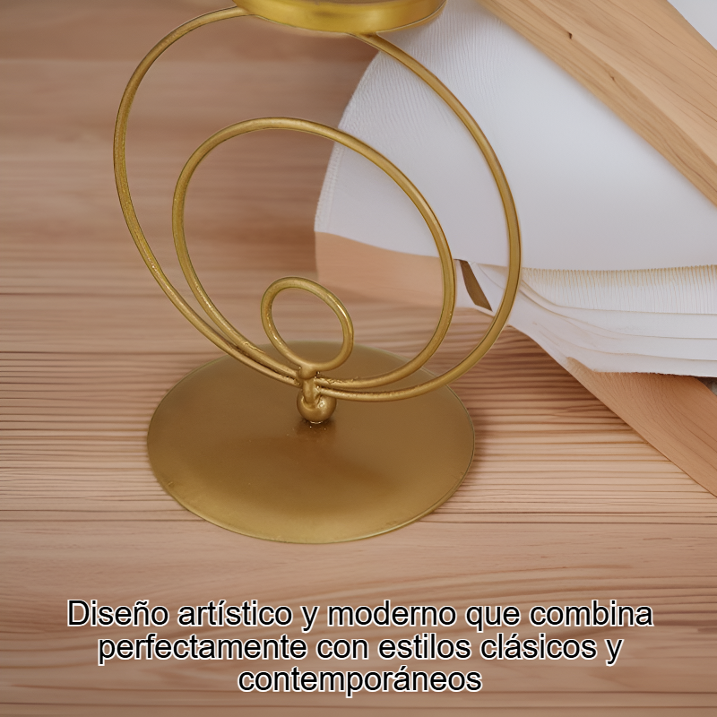 Candelabro alto de hierro con arte en metal dorado