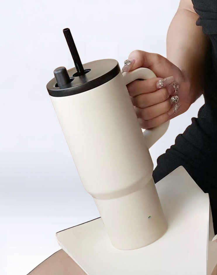 Taza de café manteniendo la bebida caliente