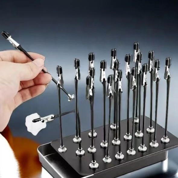 Magnetic bendable memo clip