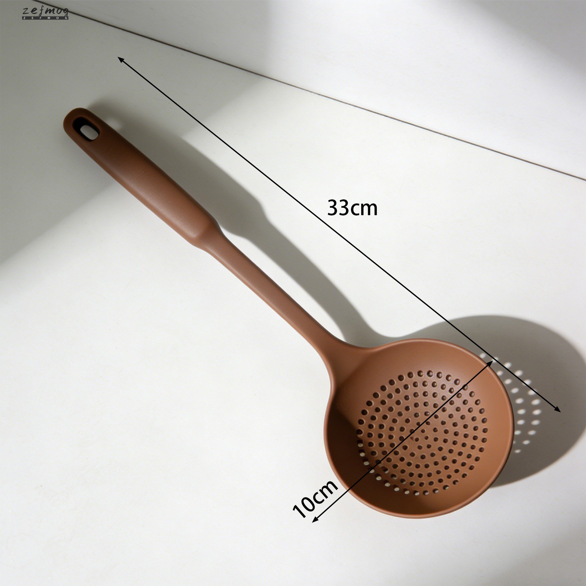 盛り付けに便利なキッチン用穴あきスプーン