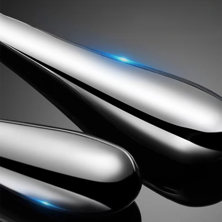 厚手のステンレス製スプーン