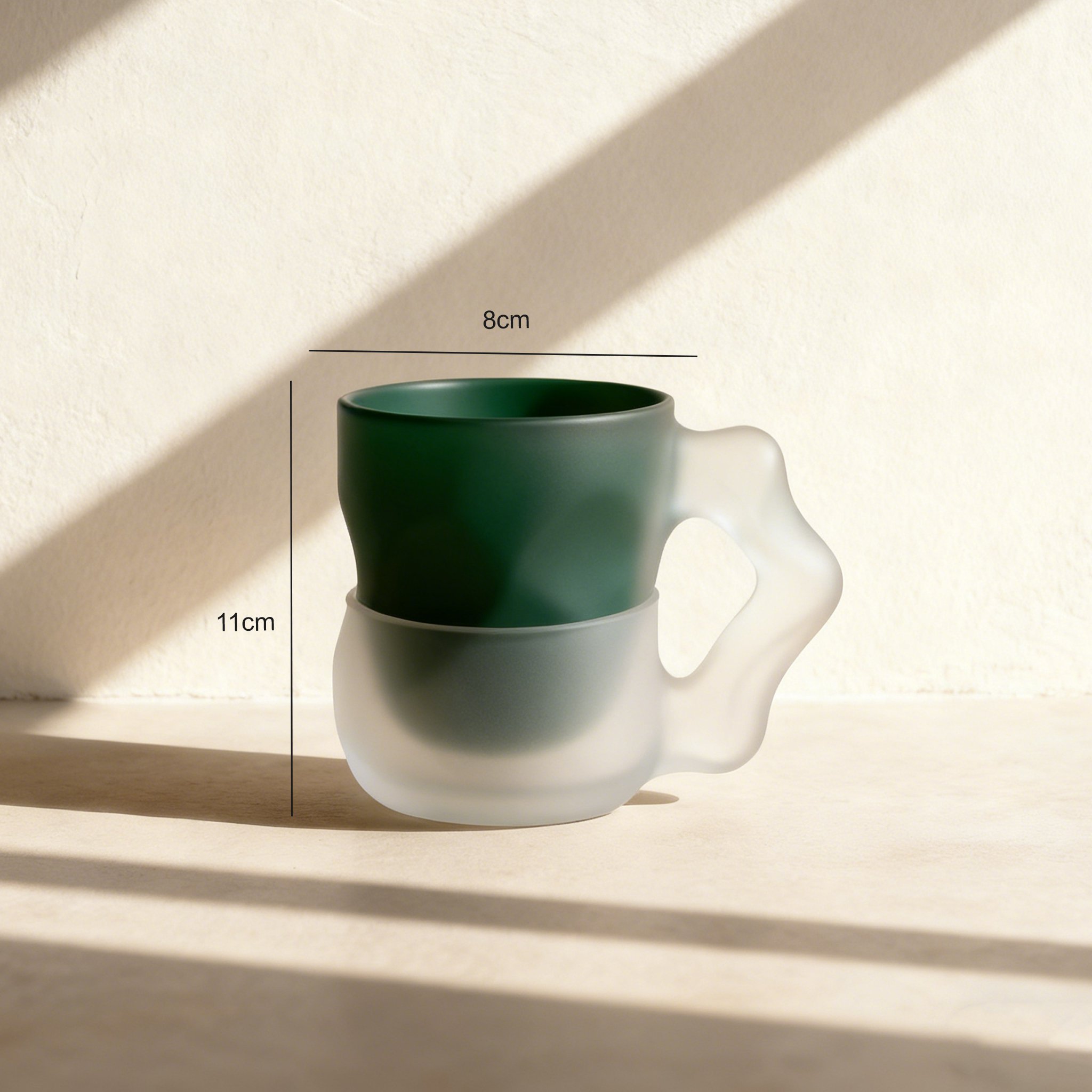 แก้วน้ำคู่ลายป่าเขียววางคู่กันบนโต๊ะ